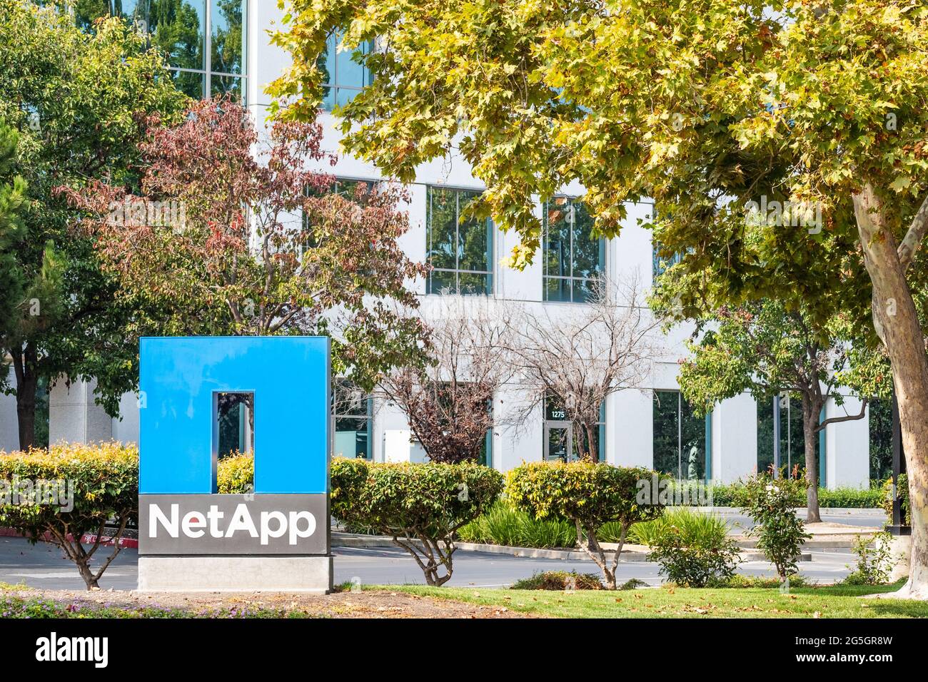 8 de octubre de 2020 Sunnyvale / CA / EE.UU.: Sede central de NetApp en Silicon Valley; NetApp, Inc. Es una empresa de gestión de datos y servicios de datos en la nube híbrida Foto de stock