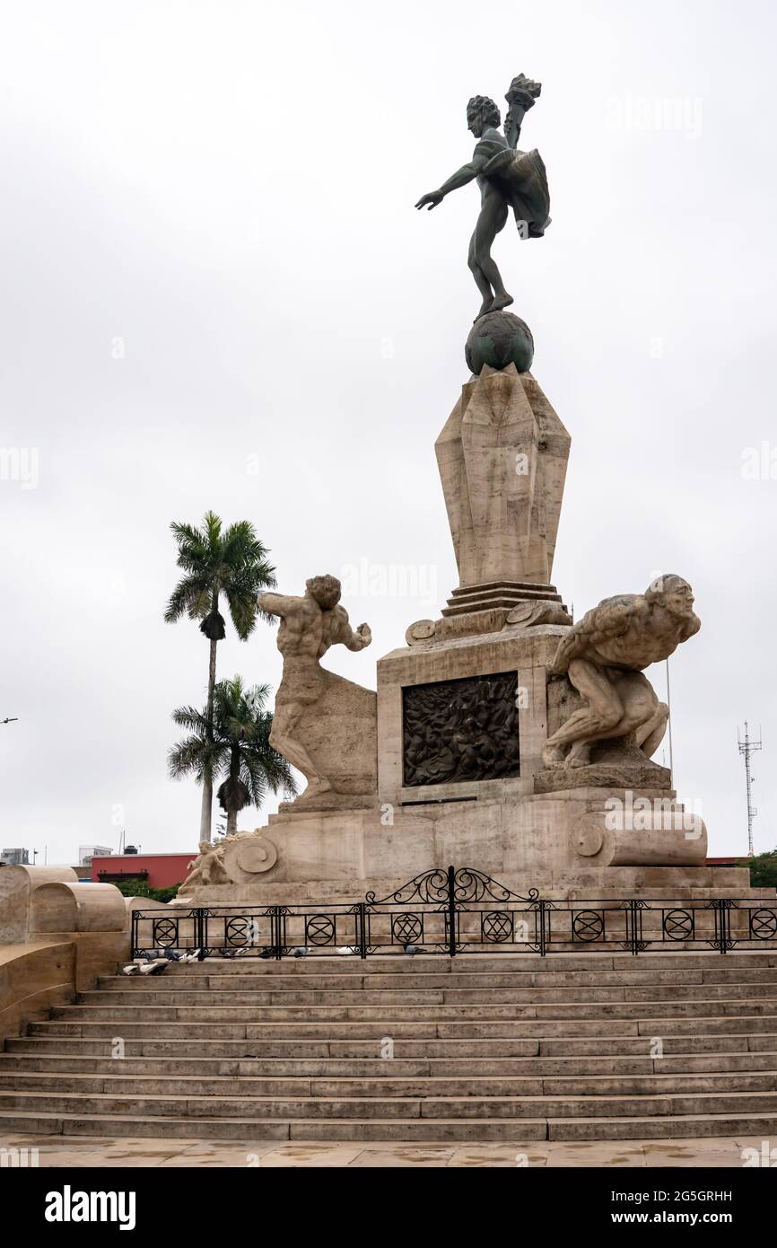 El Monumento a la Libertad en la Plaza de Armas, Trujillo, representa