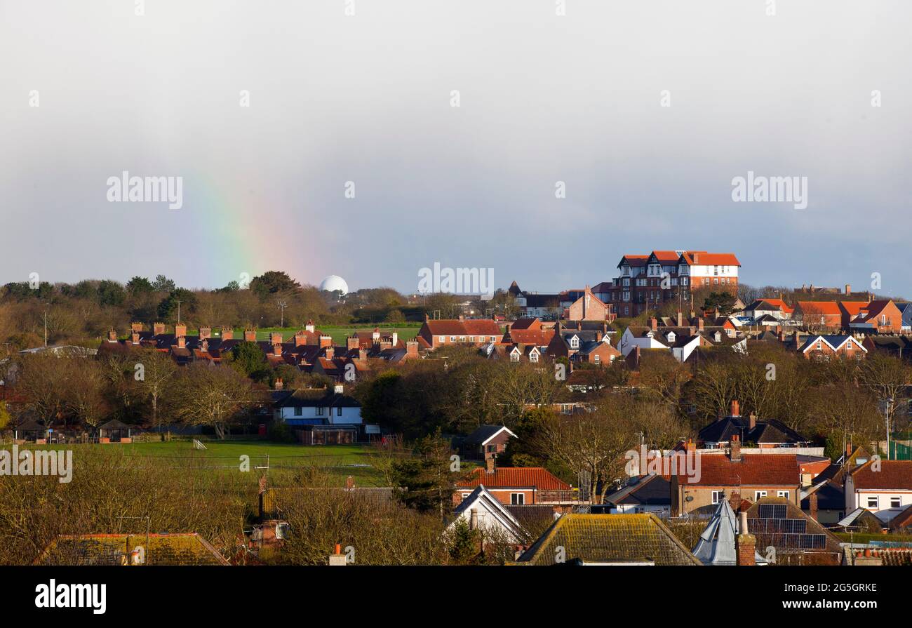 El pueblo de Mundesley en la costa norte de Norfolk, Inglaterra. La estación de radar blanco de RAF Triingham se puede ver en el horizonte. Imagen tomada en abril de 2021 Foto de stock