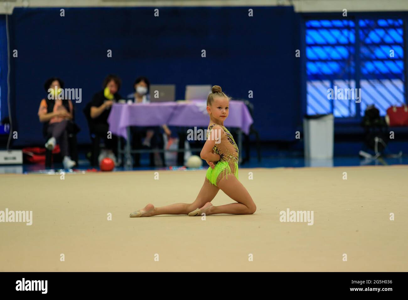 Equipo de gimnasia rítmica de 11-12 años de edad las niñas posando con aros  en pabellón de deportes Fotografía de stock - Alamy