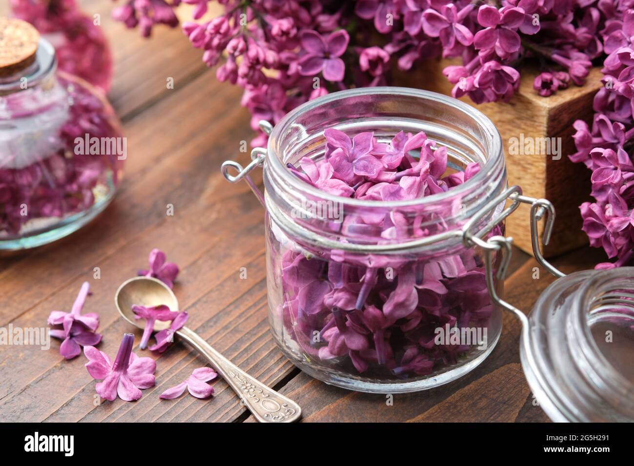 Flores de lila en un frasco, botella de aceite o infusión, manojo de flores  de Syringa. La preparación de infusión, azúcar aromático o mermelada de  flores lilas en el hom Fotografía de