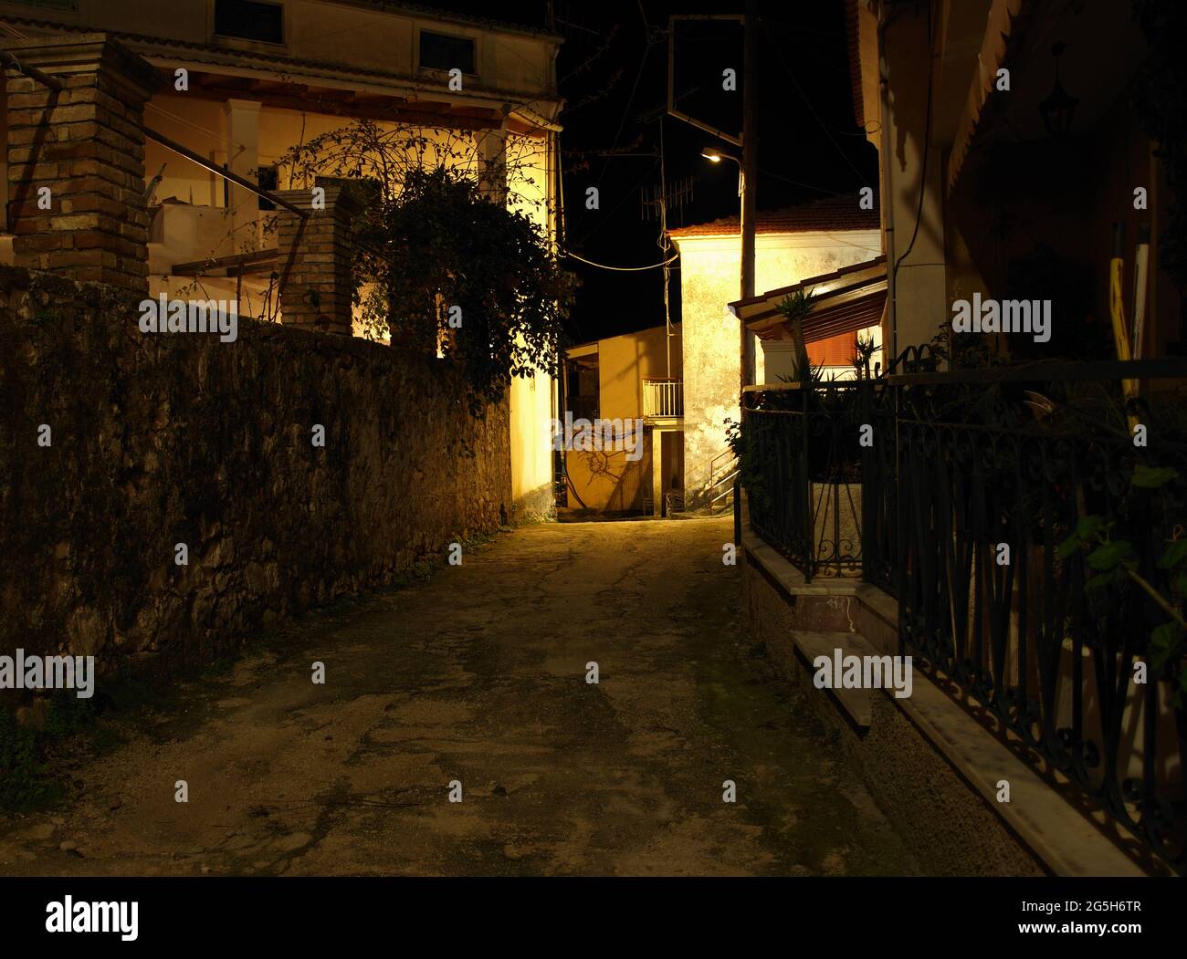 Calle del pueblo en xanthates, Corfú, Grecia por la noche Foto de stock