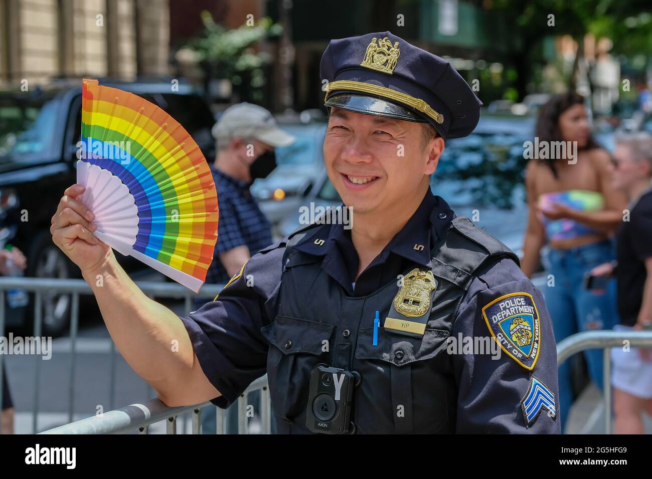 Oficial de policía del NYPD con gorra y gafas de sol apuntando a directores  en Manhattan, Nueva York, Estados Unidos de América Fotografía de stock -  Alamy