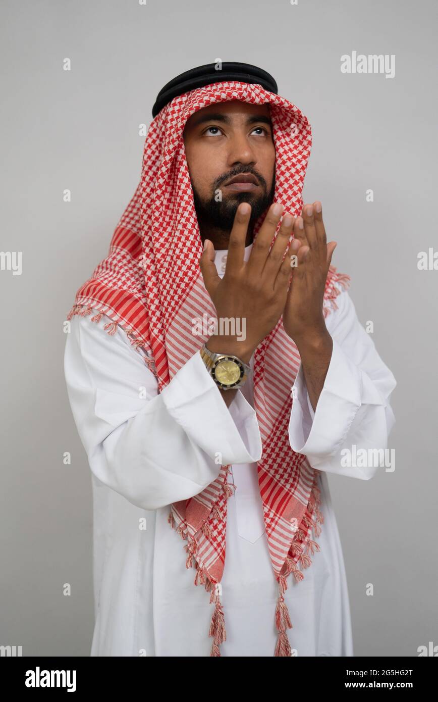 Un turbante árabe musulmán ora con ambas manos levantadas Fotografía de  stock - Alamy