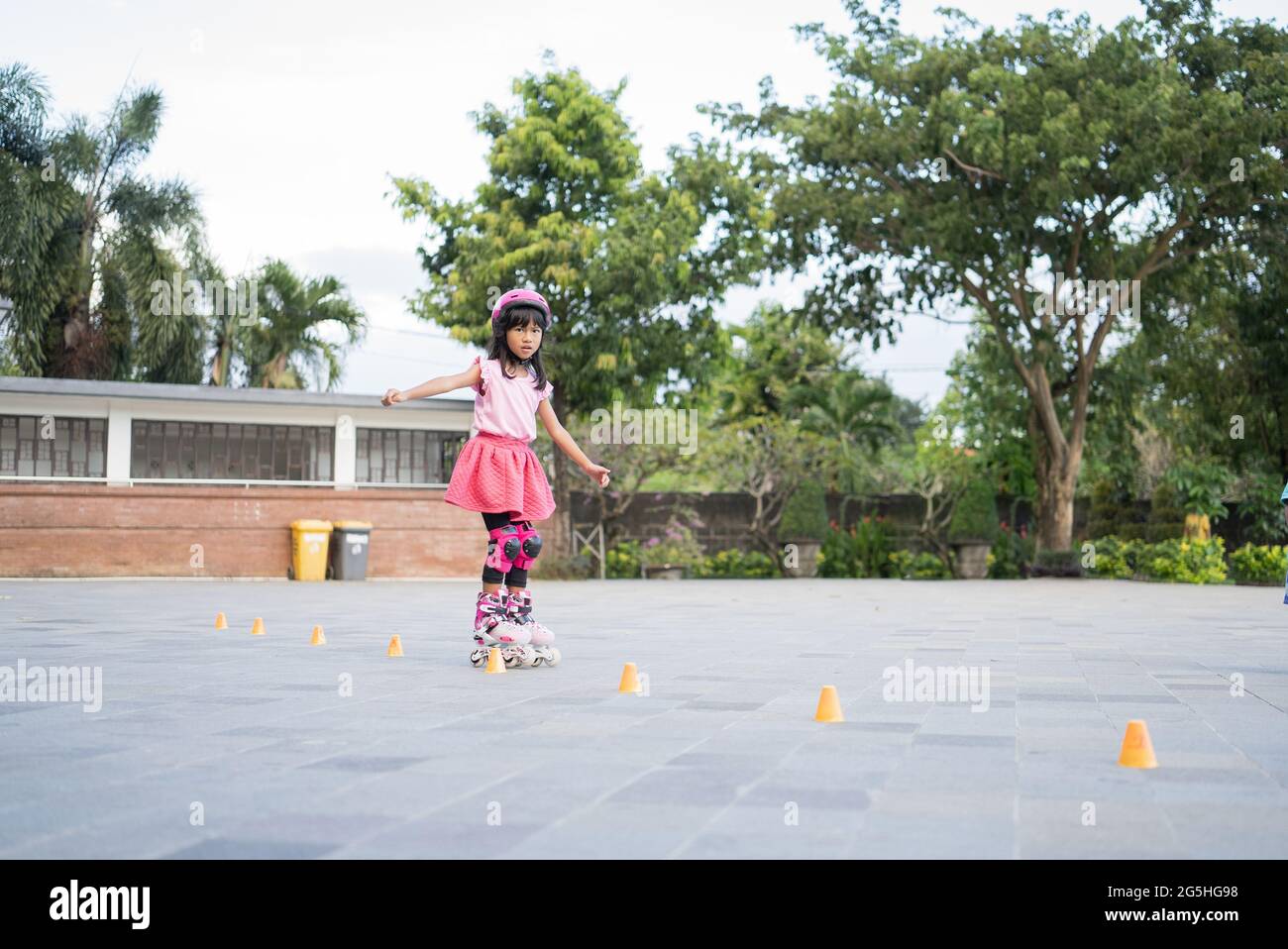 Sonriente Niña Asiática De 5 Años Yendo En Sus Patines En Línea