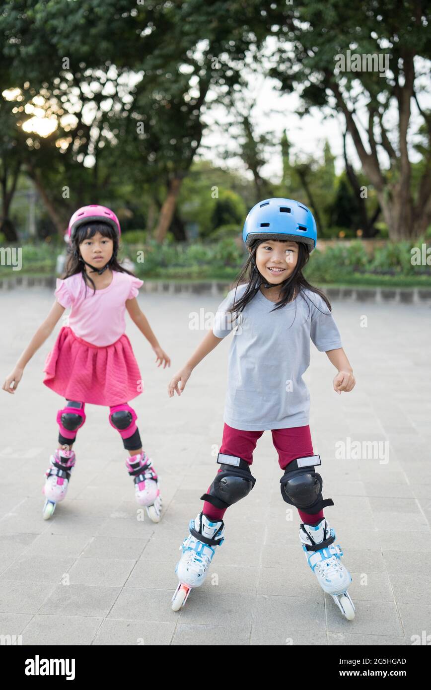 Sonriente Niña Asiática De 5 Años Yendo En Sus Patines En Línea