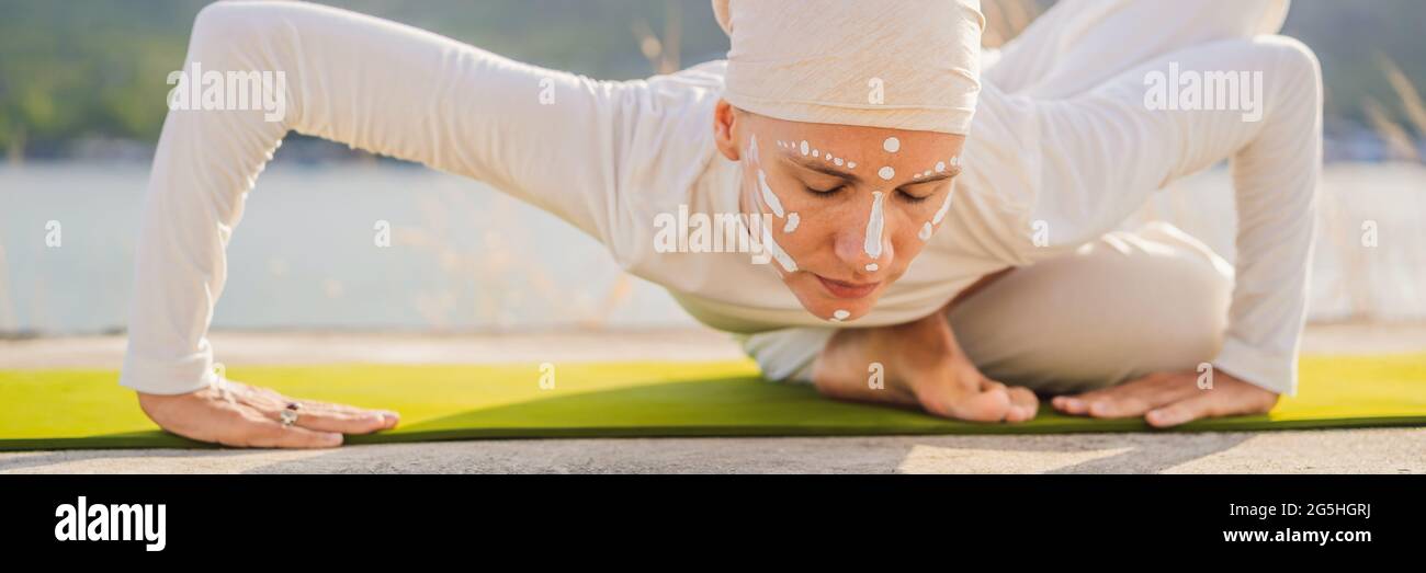 BANDERA, formato LARGO Kundalini yoga mujer en ropa blanca y turbante practica yoga kundalini en el fondo del mar, montañas y de sol Fotografía de stock - Alamy