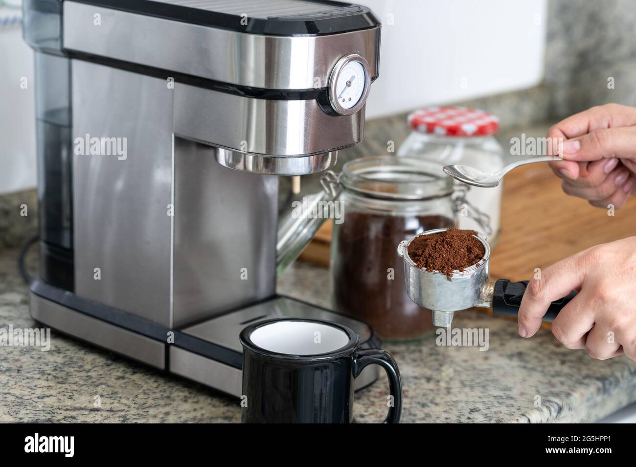 Preparar café en casa con una cafetera expreso Poner el café en el filtro  Fotografía de stock - Alamy