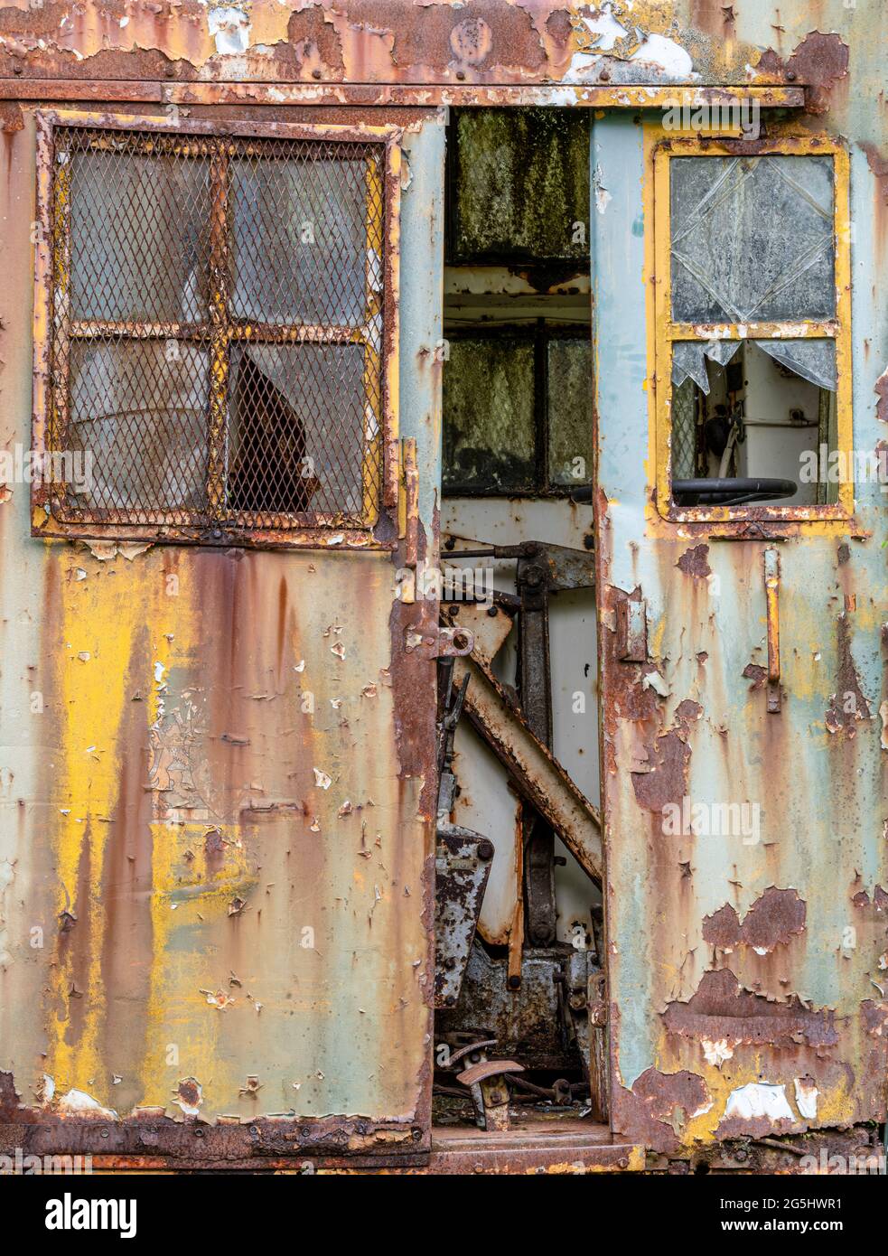 Excavadora Vintage con ventanas rotas y paneles oxidados 2399 Foto de stock