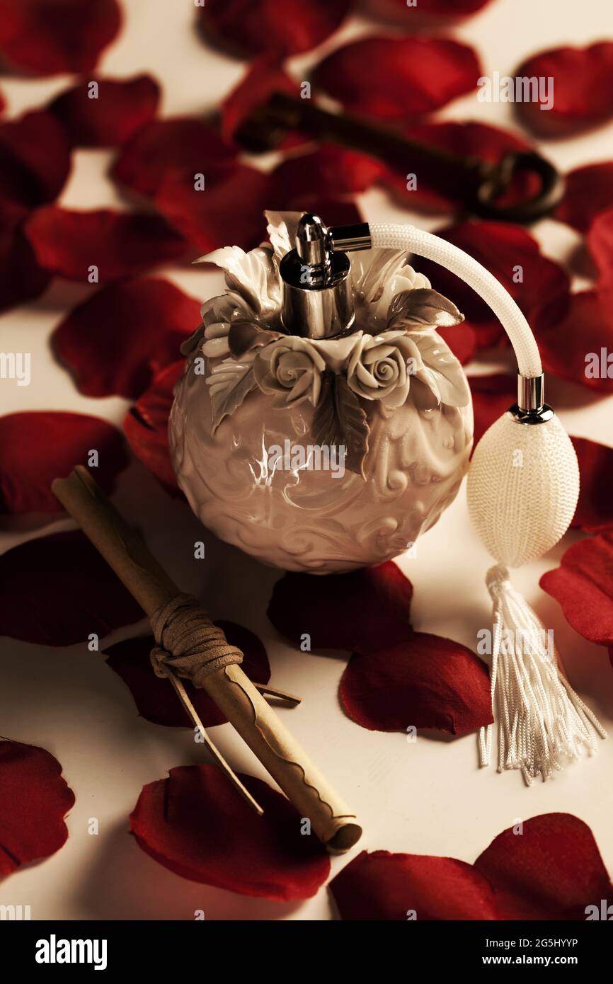 Frasco de perfume de pétalos de rosa roja, concepto de amor y de pasión  Fotografía de stock - Alamy