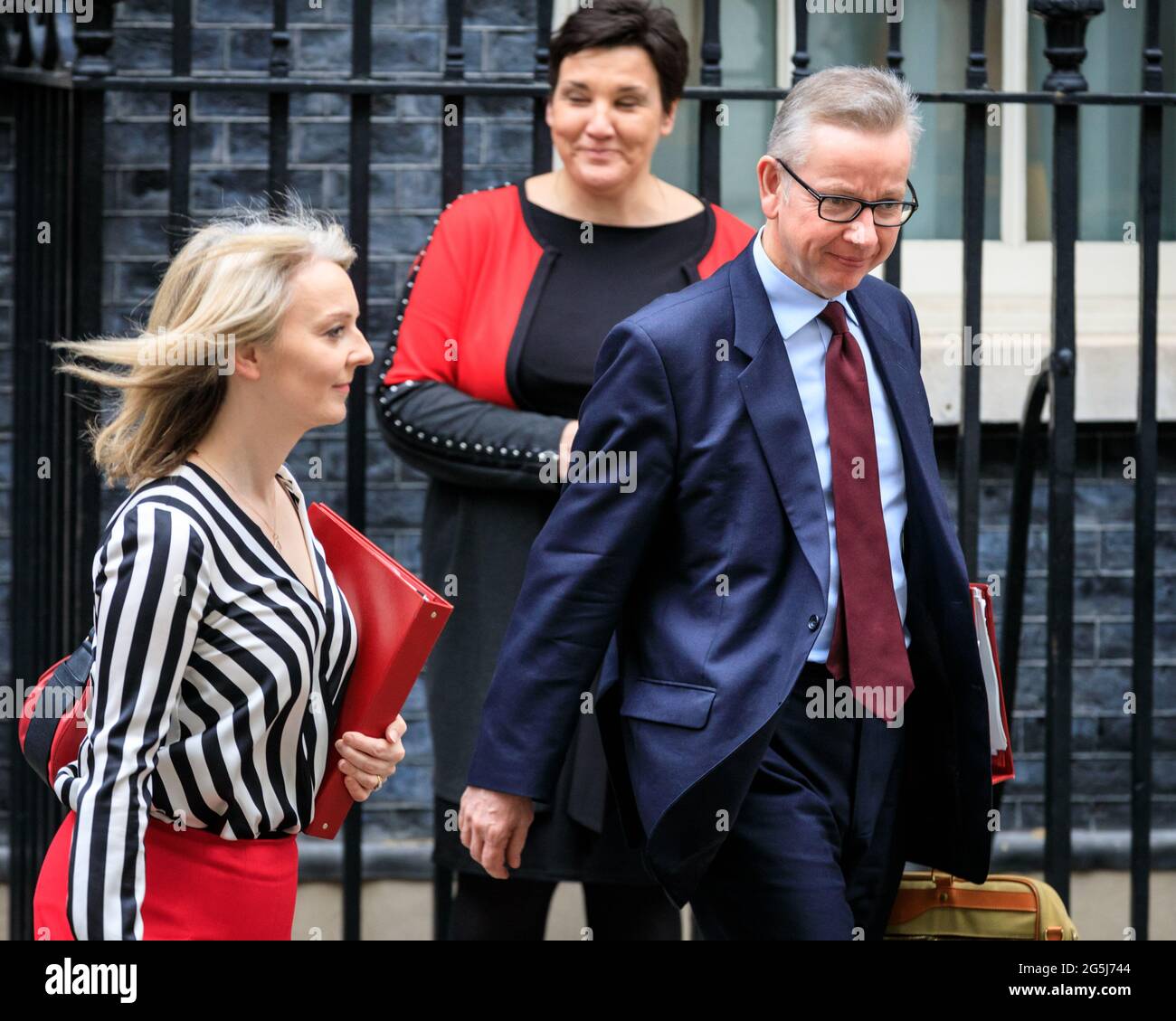 Michael Gove, Ministro del Gabinete (r), camina con Liz Truss (l)  Secretario de Estado para el Comercio Internacional, Downing Street,  Londres, Reino Unido Fotografía de stock - Alamy