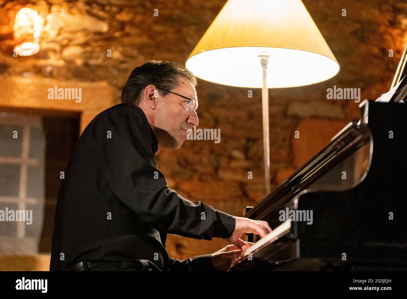 El pianista portugués Pedro Burmester tocando piano durante un concierto en  Belgais, Portugal, Europa Fotografía de stock - Alamy