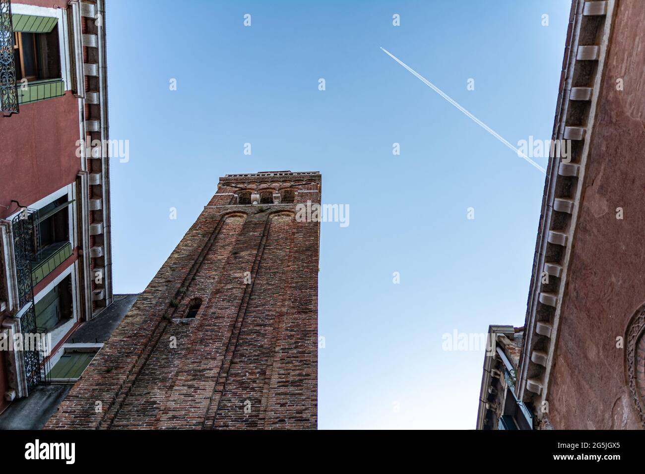 Vista en ángulo bajo de un campanario de la iglesia en Venecia, Italia Foto de stock