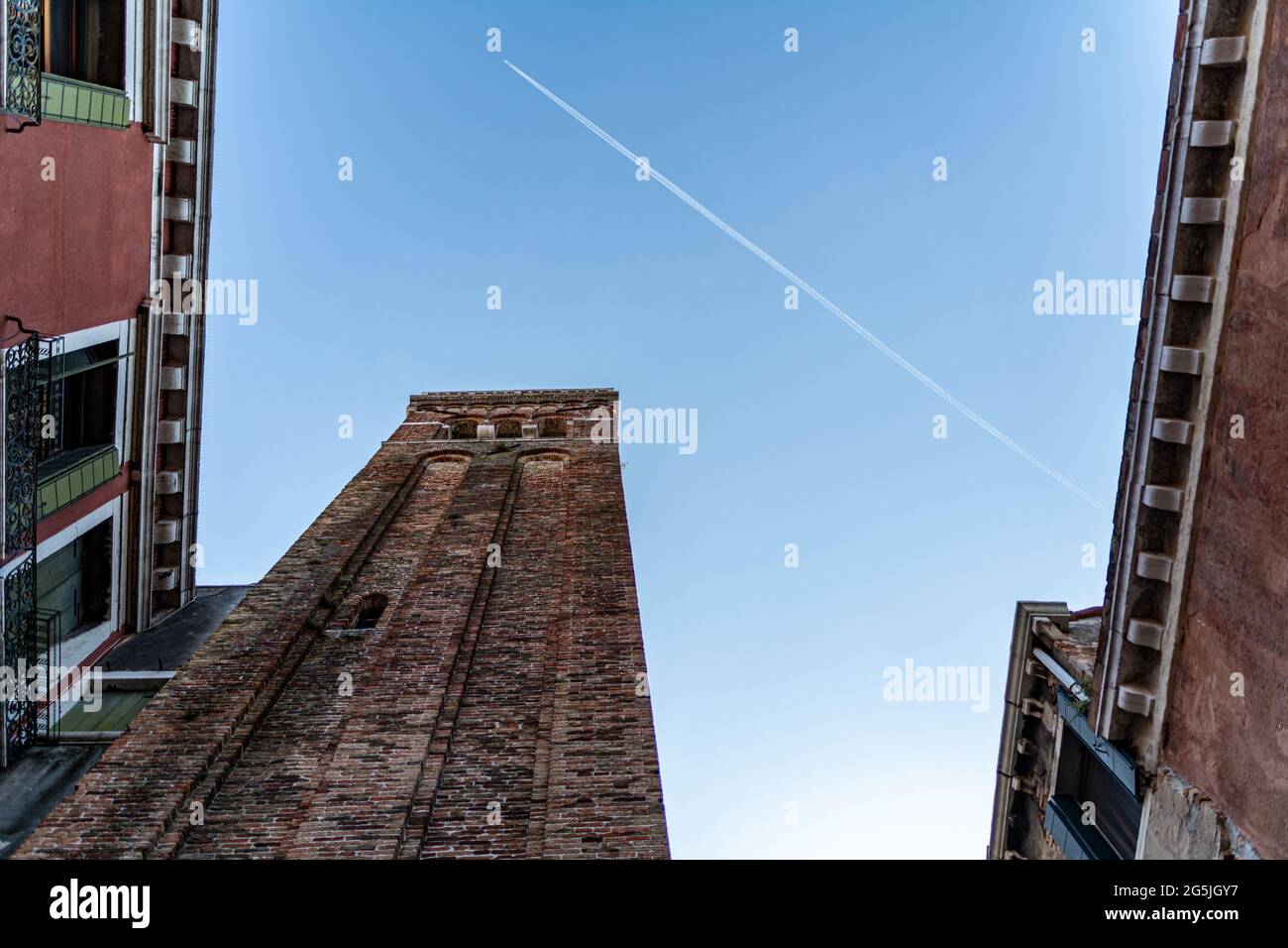 Vista en ángulo bajo de un campanario de la iglesia en Venecia, Italia Foto de stock
