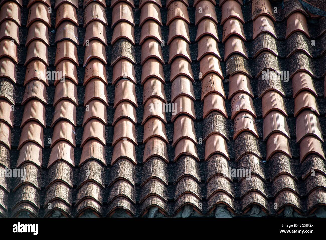Techo de baldosas de arcilla patrón. Tejas de diferentes colores en Venecia, Italia Foto de stock