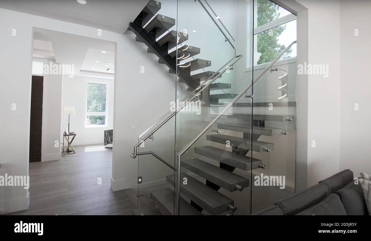 Escalera de lujo en una amplia mansión con elementos luminosos y un  elegante Railing. Concepto de diseño moderno para escaleras elegantes  iluminadas Fotografía de stock - Alamy