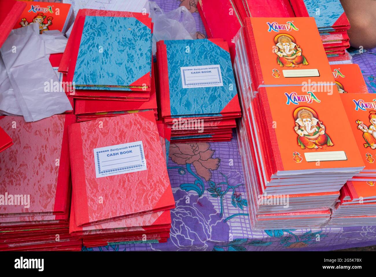 Kolkata, Bengala Occidental, India - 15th Abril 2019 : Nuevos libros de contabilidad están siendo apilados para la venta. Tradicionalmente, los libros nuevos se utilizan a partir de fro Foto de stock