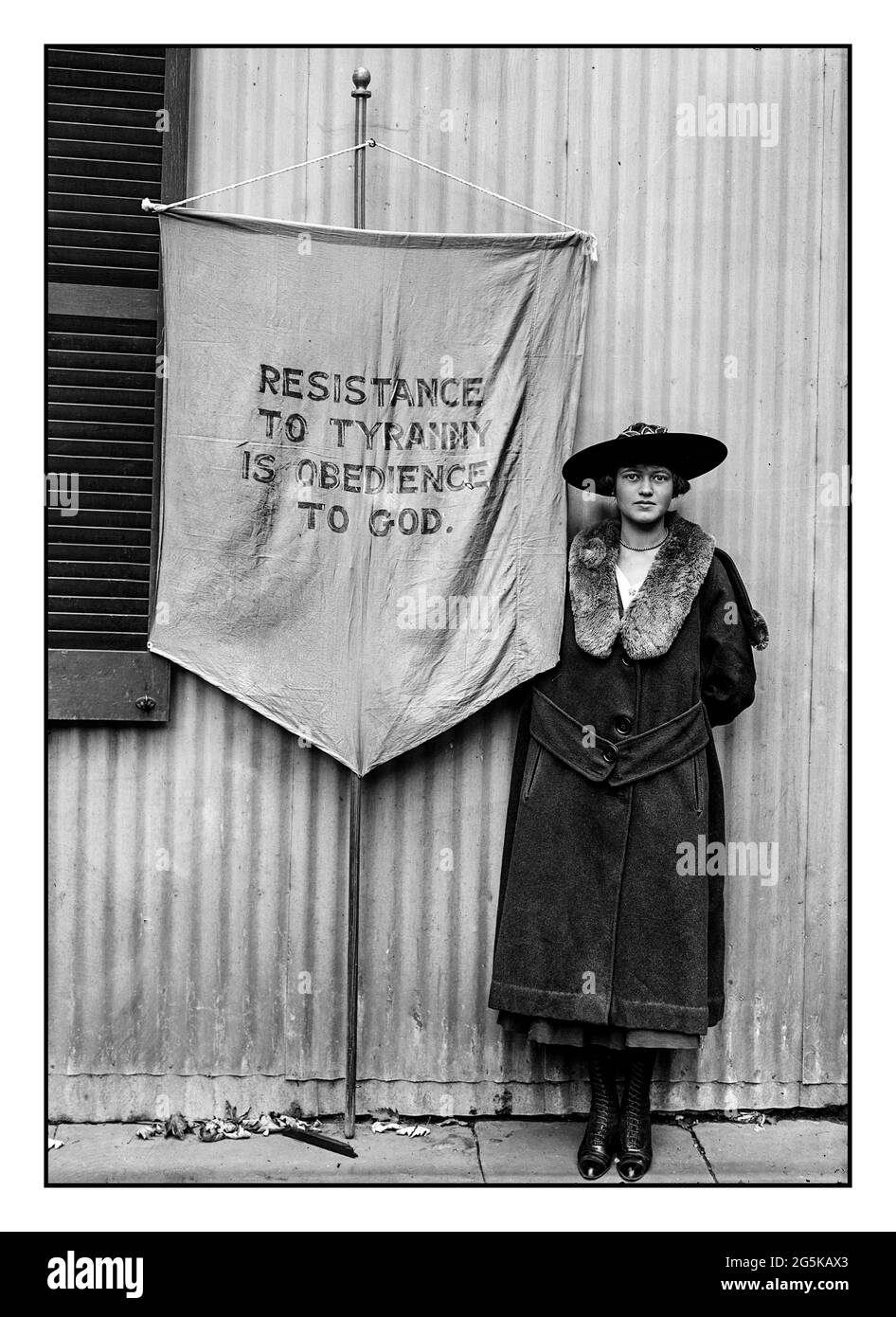 LA activista de la campaña individual LONE SUFRAGETTE DEL SUFRAGIO FEMENINO de 1900 que sostiene una bandera: “La resistencia a la tiranía es obediencia a Dios” Harris & Ewing, fotógrafo 1917 America USA Foto de stock