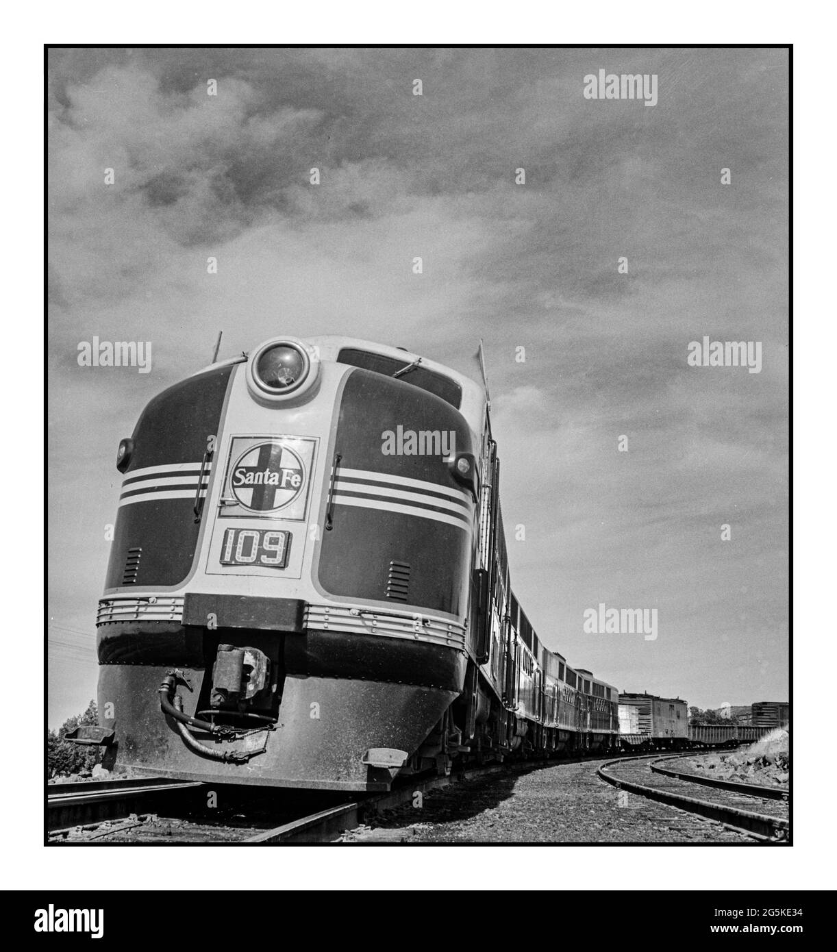 LOCOMOTORA de ferrocarril Ash Fork de SANTA FE 1940, Arizona América EE.UU.  Un tren de carga diesel en el Atchison, Topeka y Santa Fe Freight Railroad  de 1940 entre Winslow y Seligman,