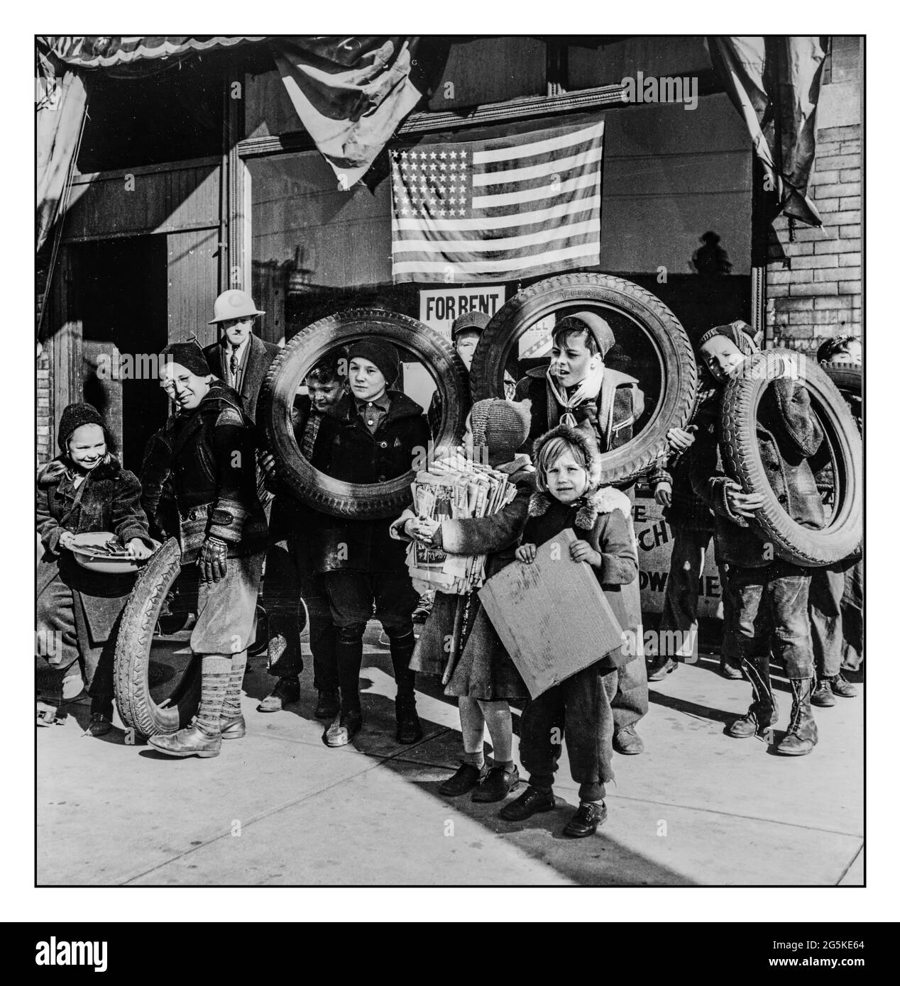 WW2 CHATARRA DE CAUCHO, PAPEL DE METAL, etc para el esfuerzo de guerra de la Segunda Guerra Mundial de 1940 Chicago (norte), Illinois. Niños y familias trayendo chatarra a la sede de la Oficina de Defensa Civil Jack Delano FOTO 1942 NOV Estados Unidos--Illinois--Condado de Cook--Chicago Foto de stock