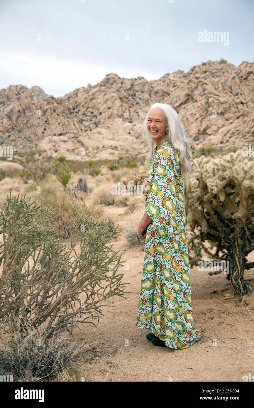 Feliz mujer mayor en el desierto Foto de stock