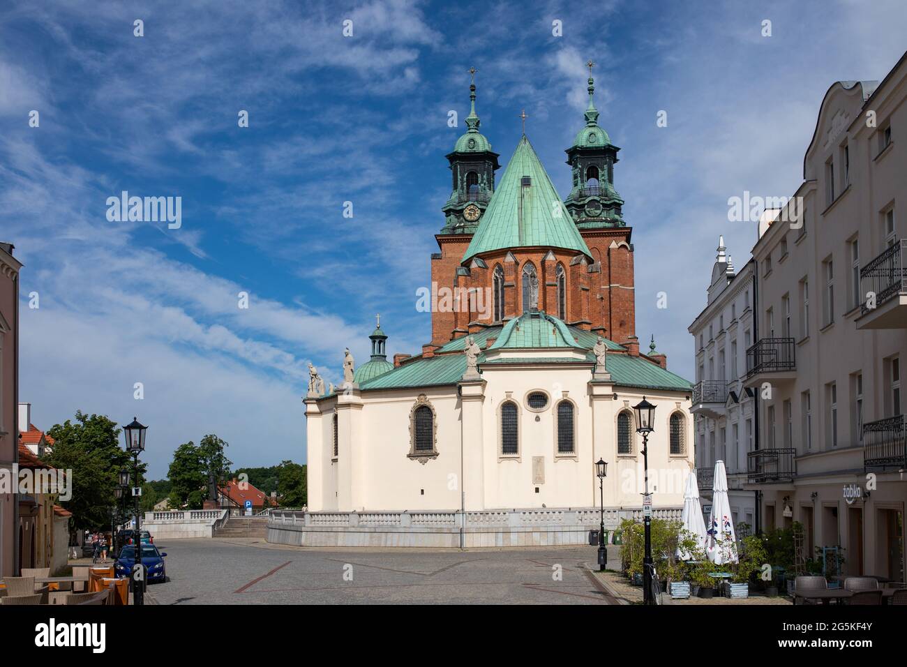 Gniezno, Polonia - Catedral. Edificios sagrados y seculares del casco antiguo, arquitectura de la primera capital polaca. Foto de stock