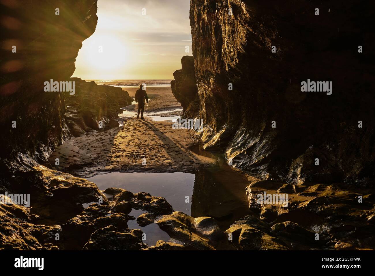 Cueva de playa de Pranporth Foto de stock