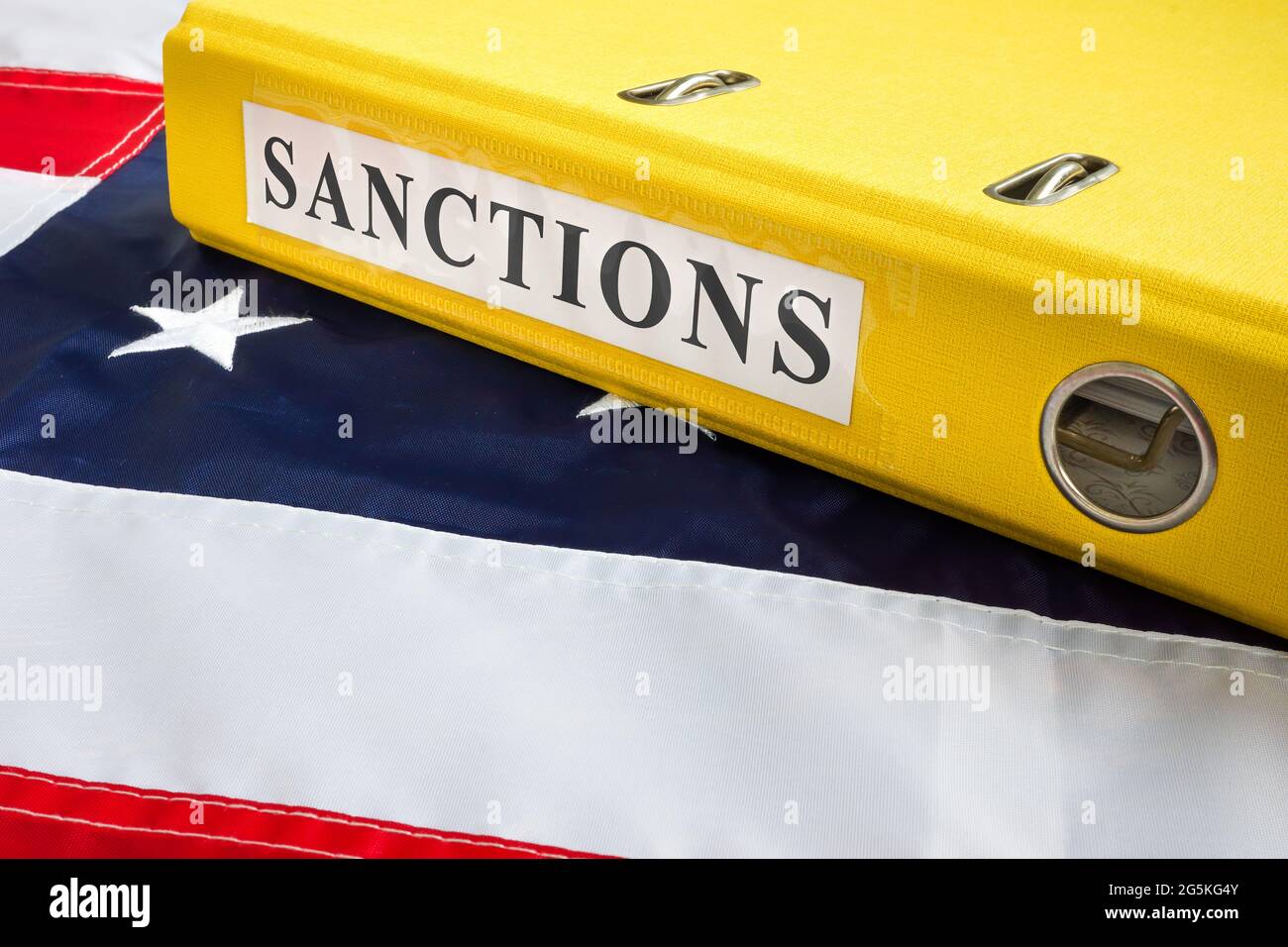 Carpeta con la ley de sanciones y bandera de EE.UU. Foto de stock