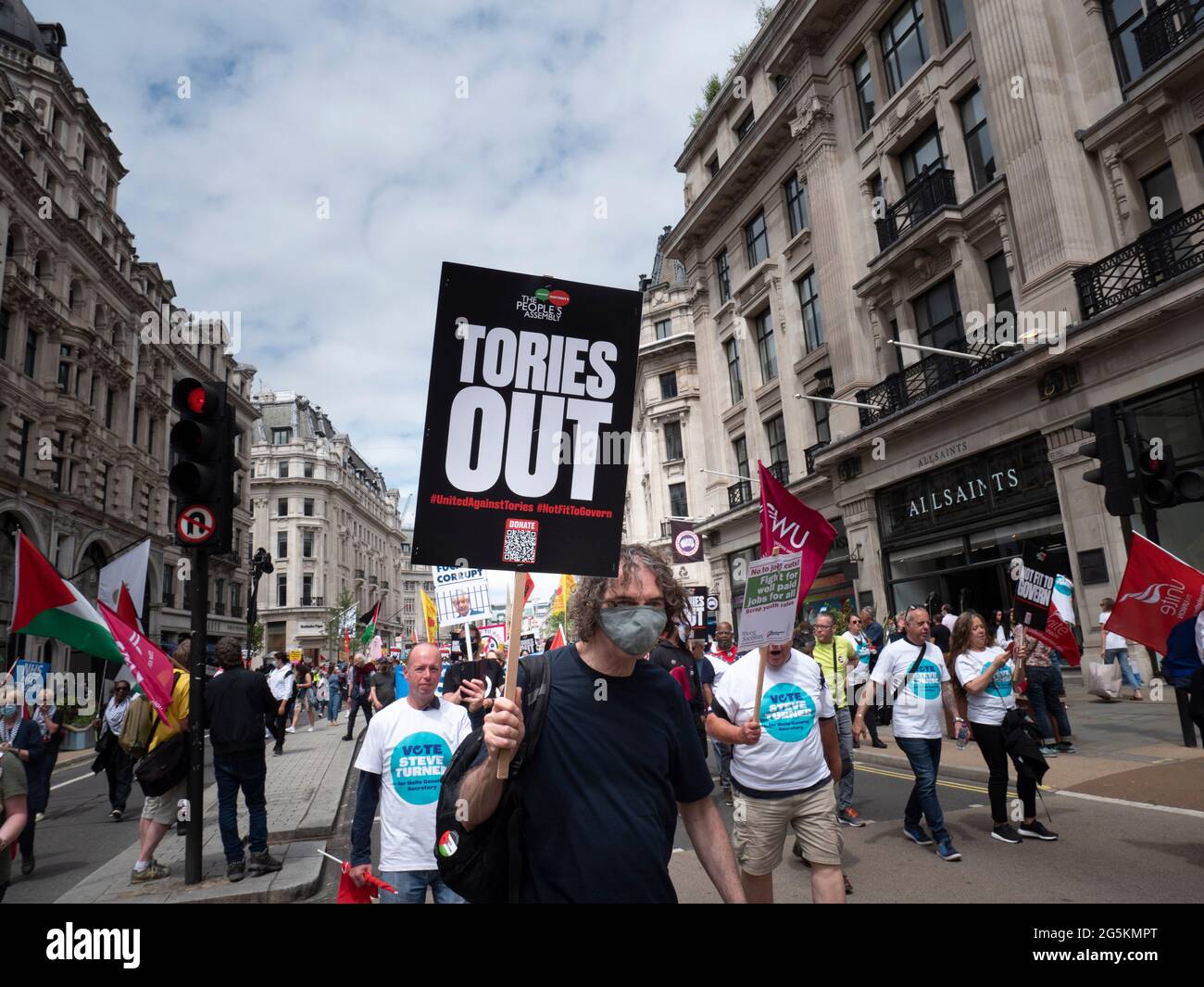 Protestas en Londres, activistas protestan en el centro de Londres en la manifestación nacional de la Asamblea Popular, manifestante Holding Tories Out Placard Foto de stock