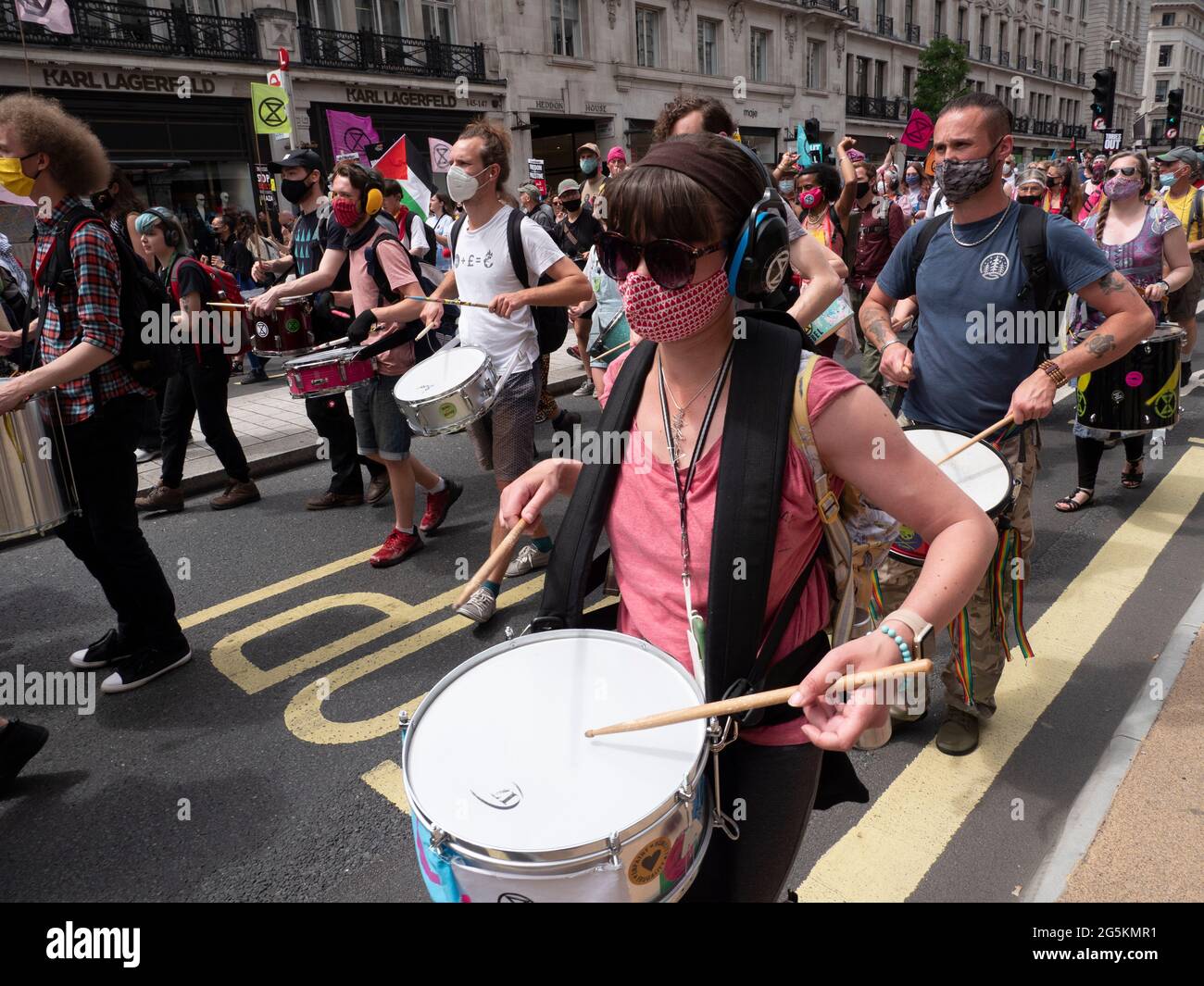 Bateristas En las protestas de Londres, activistas protestan en el centro de Londres en la Demostración Nacional de la Asamblea Popular Foto de stock
