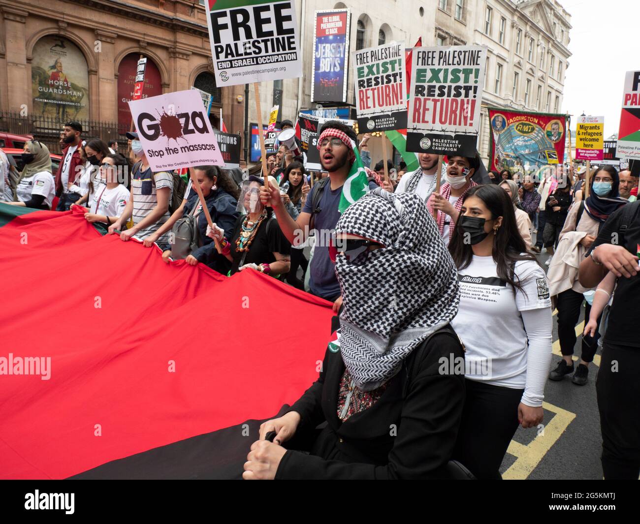Protestas en Londres, activistas protestan en el centro de Londres en la manifestación nacional de la Asamblea Popular, manifestantes de Palestina Libre con bandera y pancartas Foto de stock