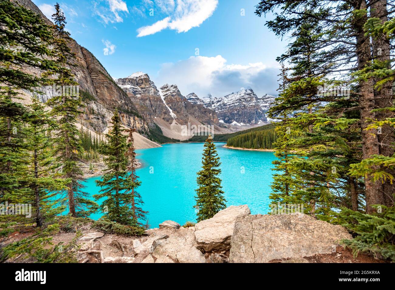 Cadena montañosa detrás del lago glacial turquesa, Lago Moraine, Valle de los Diez Picos, Montañas Rocosas, Parque Nacional Banff, Provincia de Alberta, Canadá, N Foto de stock
