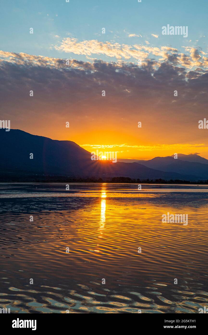 Salida del sol sobre el lago Kerkini, Macedonia, Grecia, Europa Foto de stock