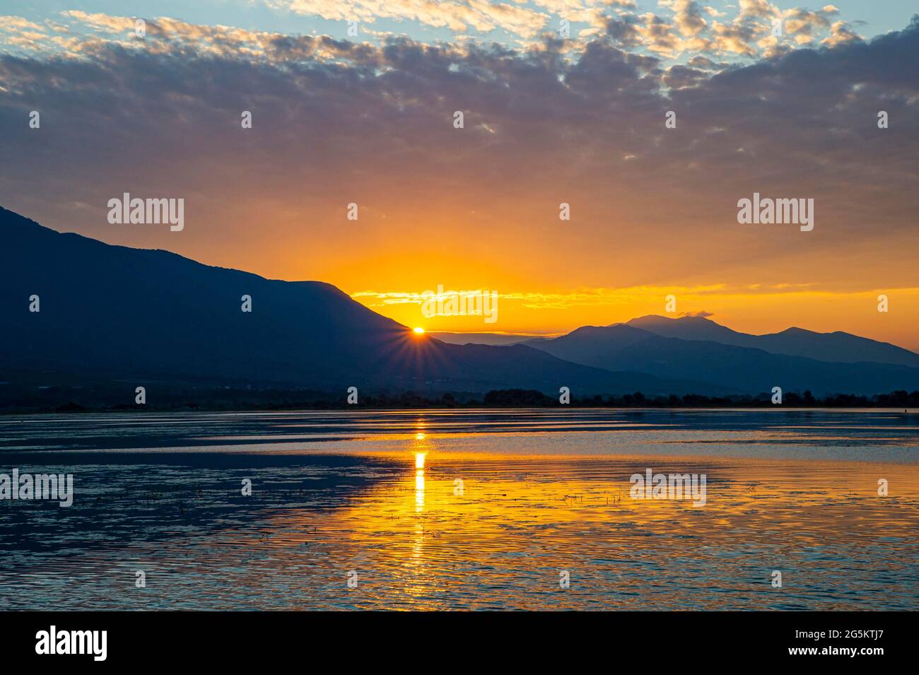 Salida del sol sobre el lago Kerkini, Macedonia, Grecia, Europa Foto de stock