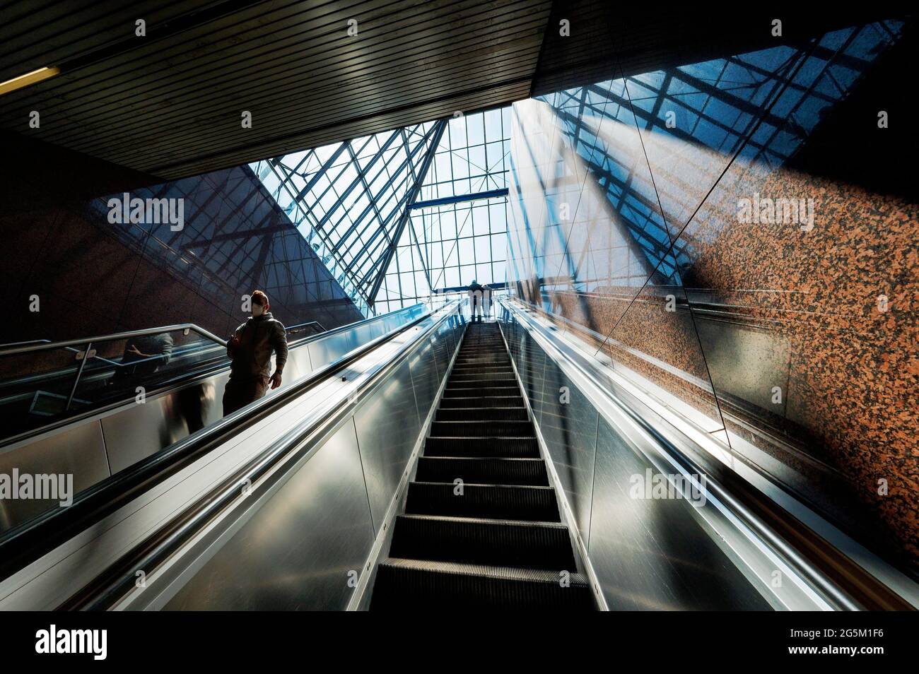 Techo de cristal y escalera mecánica, estación de metro, Klinikum-Großhadern, Munich, Alta Baviera, Baviera, Alemania, Europa Foto de stock