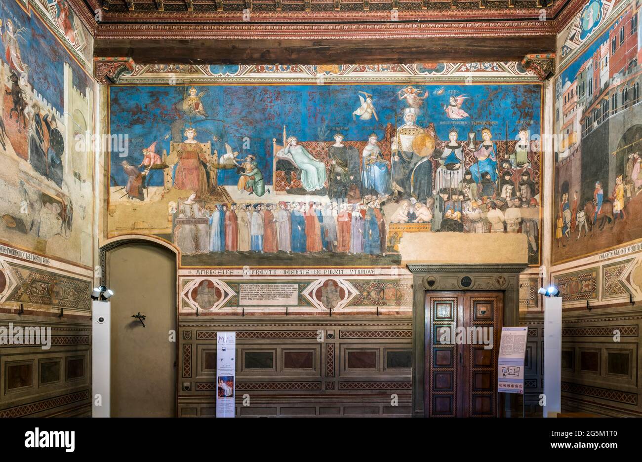 La Sala della Pace con el fresco del Buen Gobierno, 1337-1339, pintor Ambrogio Lorenzetti, en el Palazzo Pubblico, Siena, Toscana, Italia, UE Foto de stock