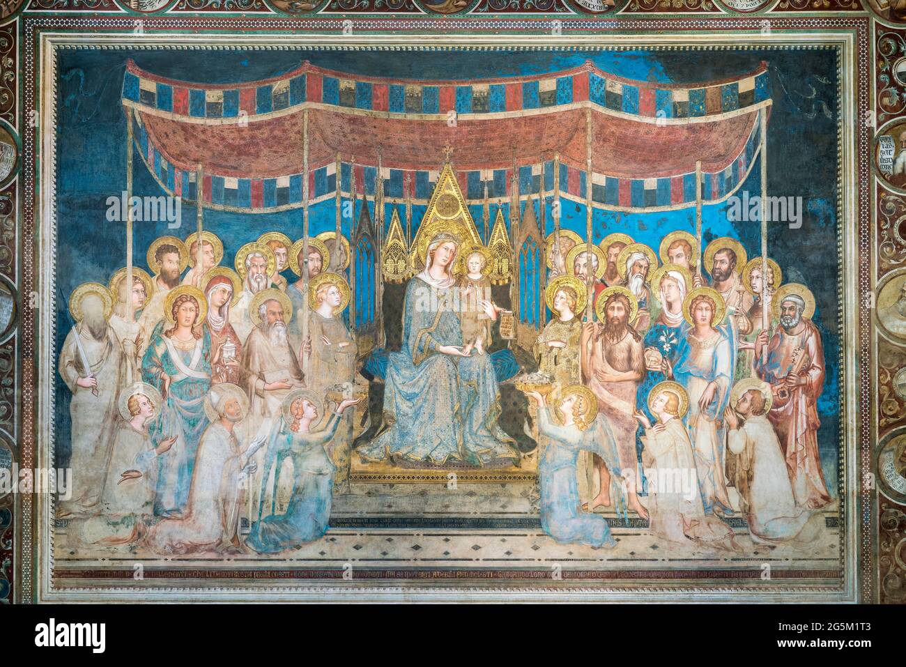 Entronizado Madre de Dios con Niño, Ángeles y Santos, Maestà de Simone Martini, fresco en la Sala del Mappamondo de 1312 a 1315, Palazzo Pubblico, S. Foto de stock