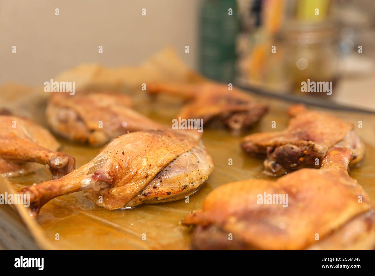 Patas de pato al horno. Pato asado al horno con patatas en el horno  Fotografía de stock - Alamy