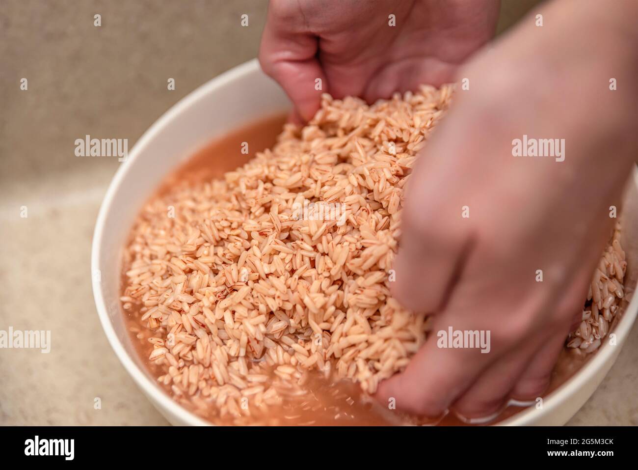 https://c8.alamy.com/compes/2g5m3ck/cocinar-pilaf-en-un-caldero-una-receta-para-pilaf-verdadero-remoje-el-arroz-en-un-recipiente-de-agua-antes-de-cocinarlo-arroz-devzira-para-pilaf-cocinar-pilaf-en-casa-2g5m3ck.jpg