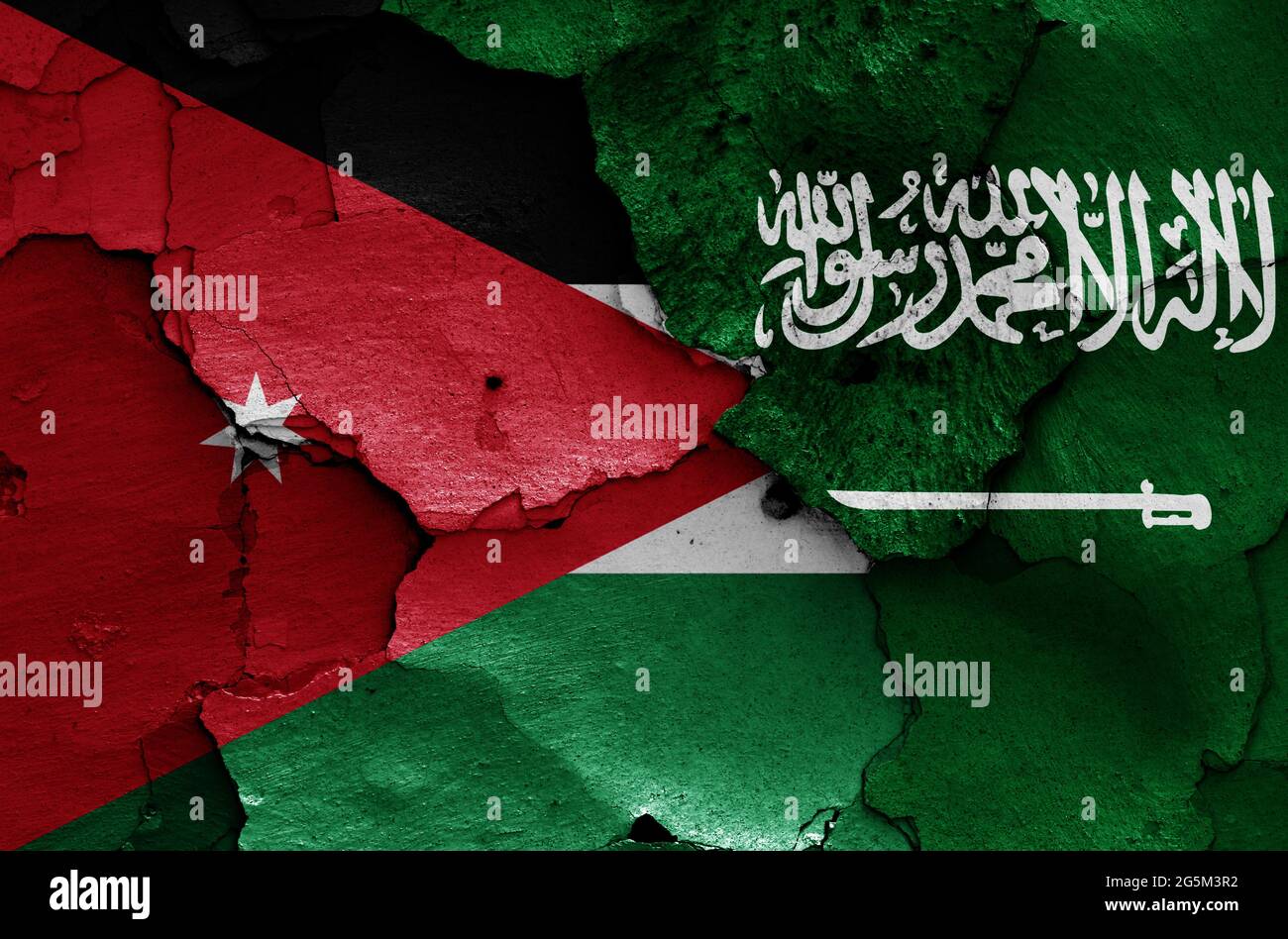 Banderas de Jordania y Arabia Saudita pintadas en la pared agrietada Foto de stock