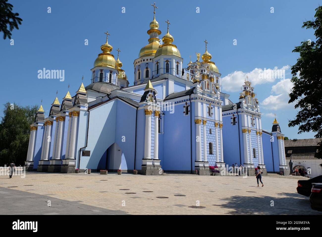El Monasterio de San Miguel, con cúpulas de oro, situado en la Ciudad Alta,  es la sede de la Iglesia Ortodoxa de Ucrania y el Metropolitano de Kiev  Fotografía de stock -
