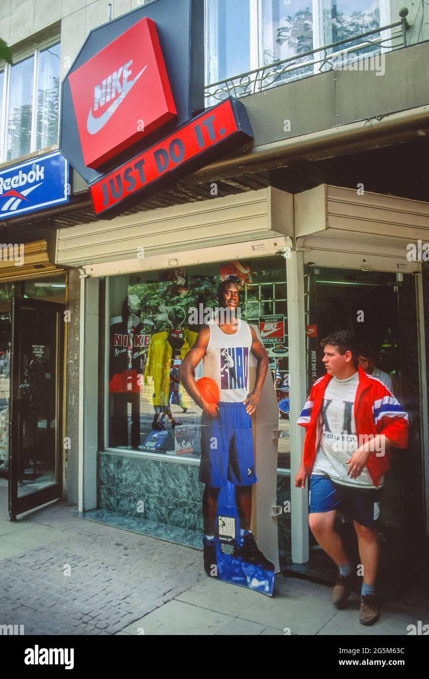 SOFÍA, BULGARIA - Un cliente joven sale de la tienda Nike después de  comprar Fotografía de stock - Alamy