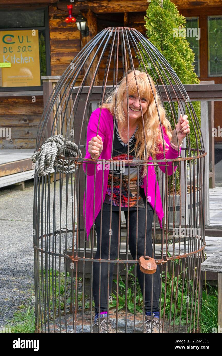 Mujer en jaula de pájaros Fotografía de stock - Alamy