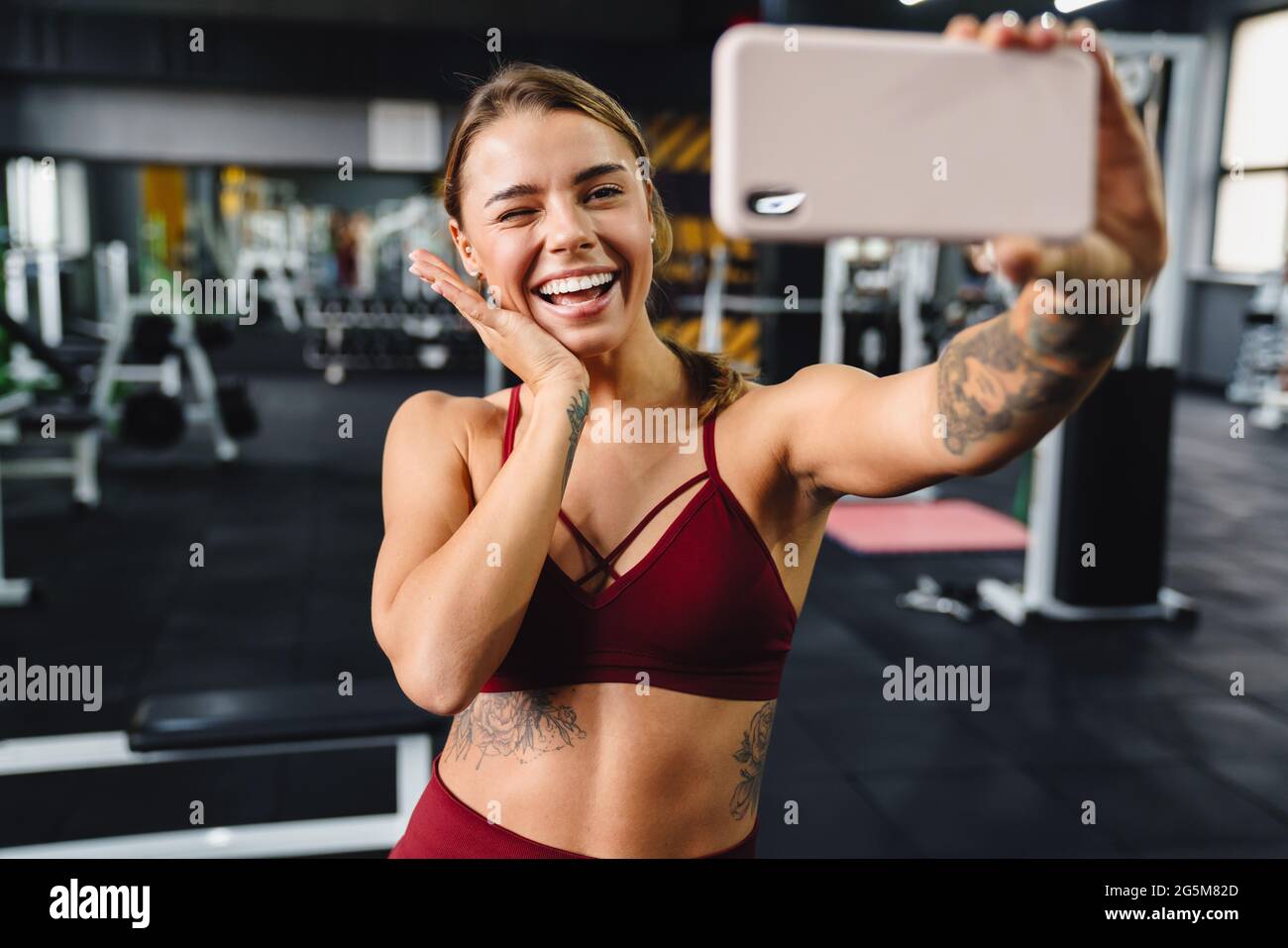 Crossfit mujer fotografías e imágenes de alta resolución - Alamy