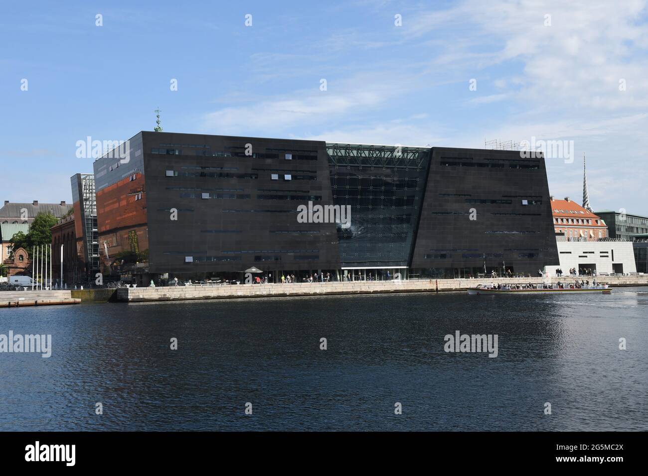 Copenhague /Dinamarca./ 12June 2019/ .Sort Biblioteca de dimond o black dimon en el edificio habitour de copenhague es de color negro y está hecho de vidrios. (Foto... Fran Foto de stock