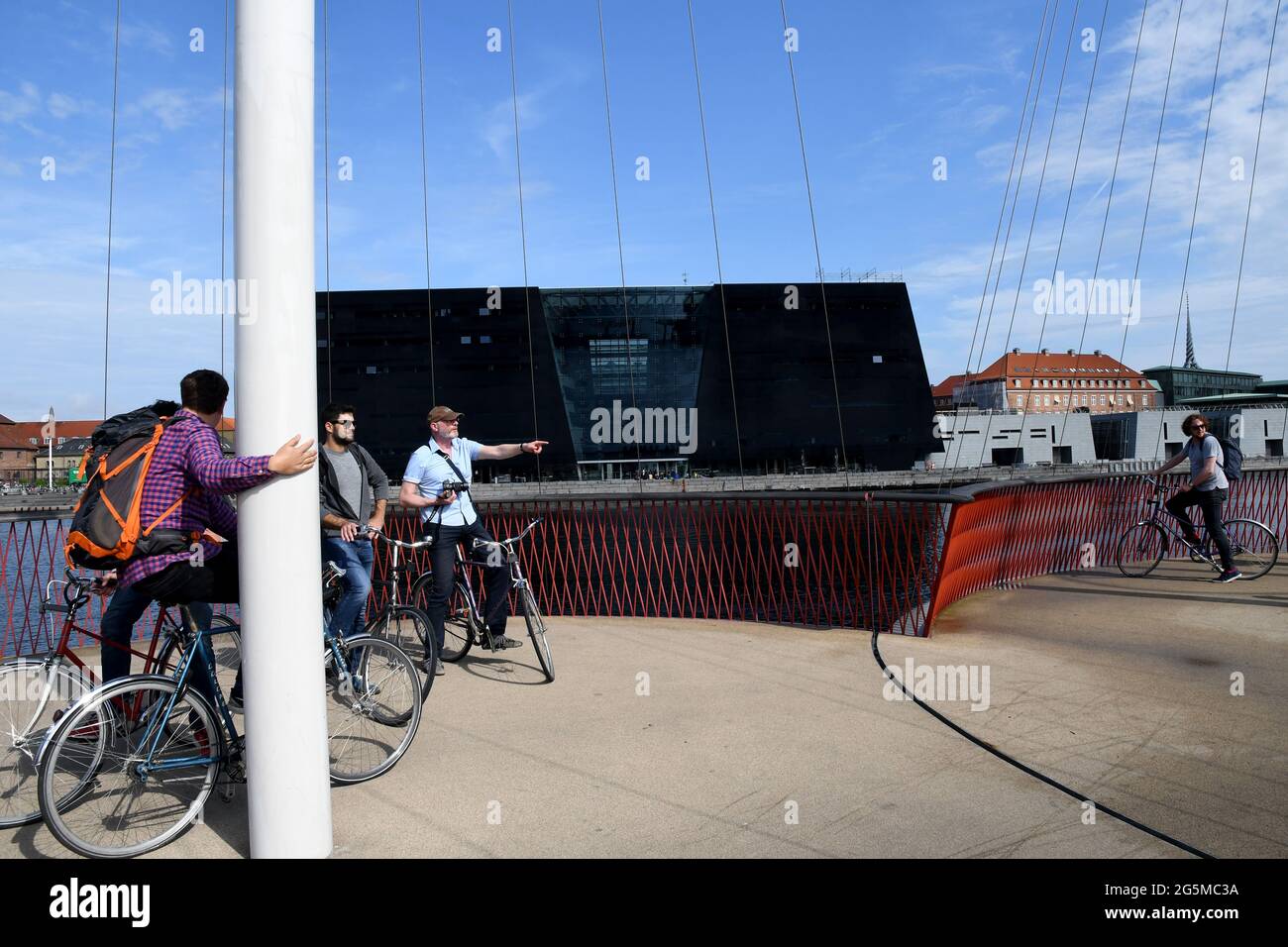 Copenhague /Dinamarca./ 12June 2019/ .Sort Biblioteca de dimond o black dimon en el edificio habitour de copenhague es de color negro y está hecho de vidrios. (Foto... Fran Foto de stock