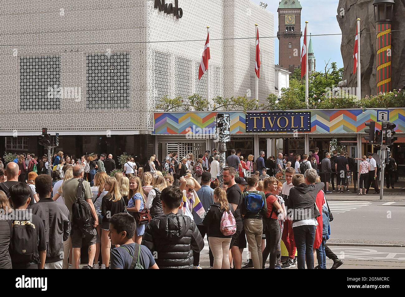 Copenhague /Dinamarca./ 13.Junio 2019/ .Cientos de visitantes esperan entrar en Tivoli Graden, capital danesa Copenhague, Dinamarca. (Foto..Francis Dean Foto de stock