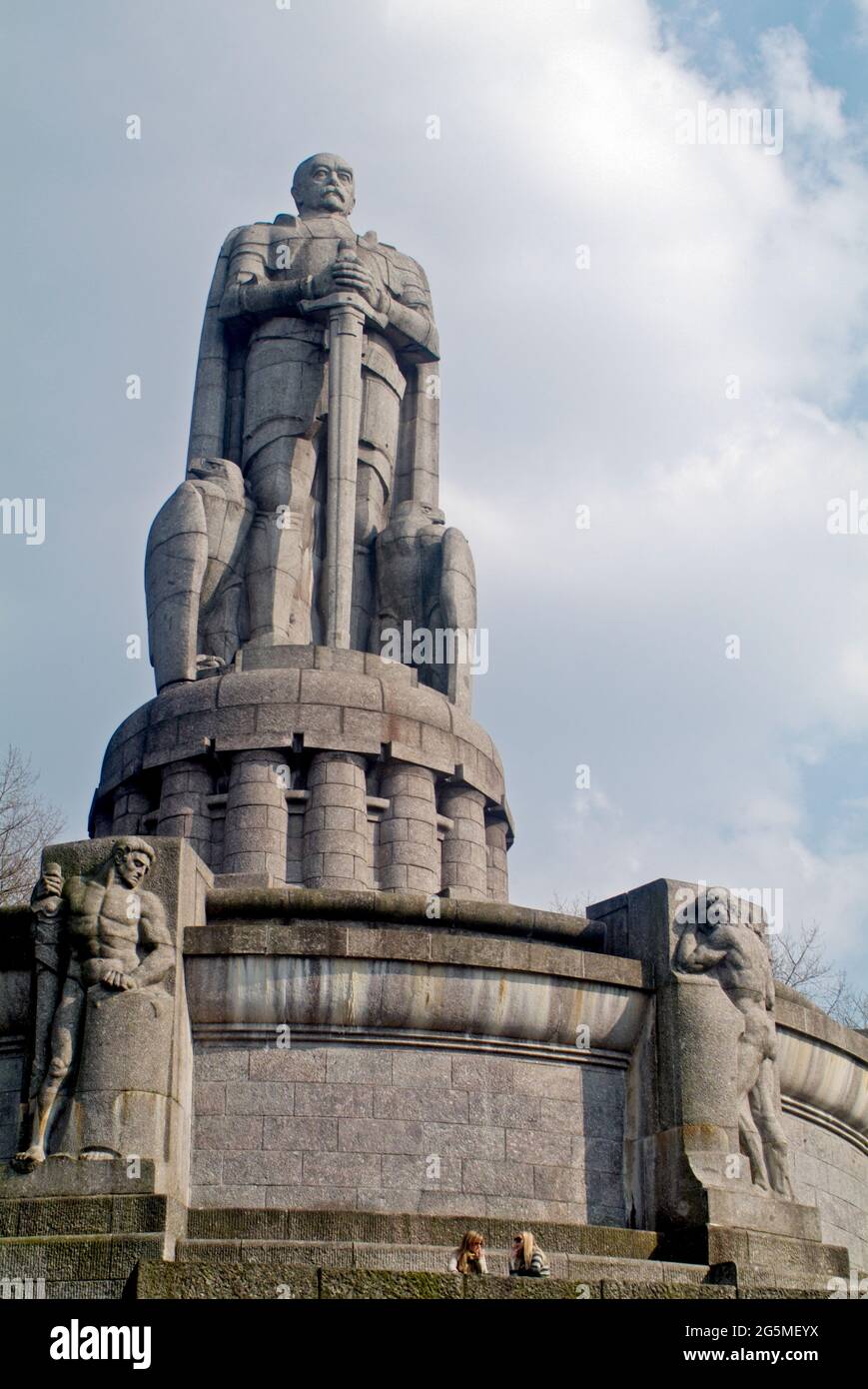 Weltgrößte Bismarck-Estatua im alten Hamburger Elbpark. Foto de stock