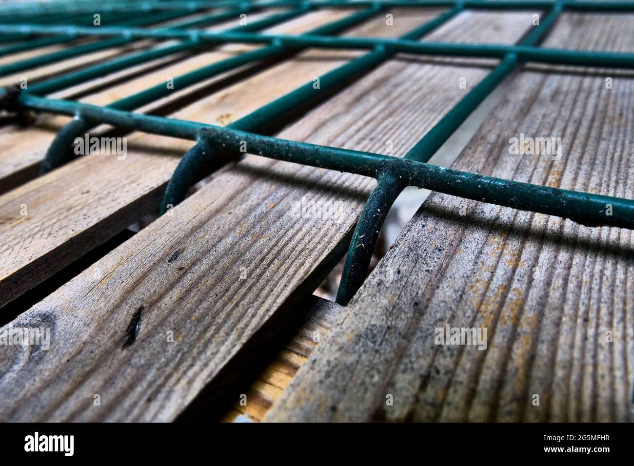 Valla de metal y madera, fotografía conceptual, Francia Foto de stock