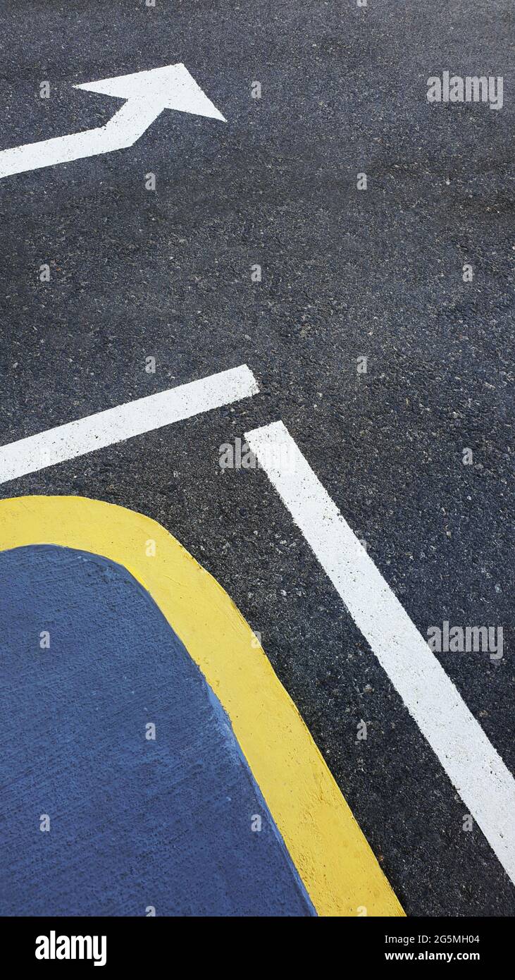 Conceptos de orientación y decisiones sobre la vida. Foto de primer plano en modo vertical con marcas de flecha en el asfalto Foto de stock